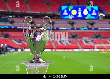 London, Großbritannien. 31. Mai 2024. Die Trophäe in Wembley vor dem Finale der UEFA Champions League 2024 zwischen Borussia Dortmund und Real Madrid in London. (Foto: Gonzales Photo/Alamy Live News Stockfoto