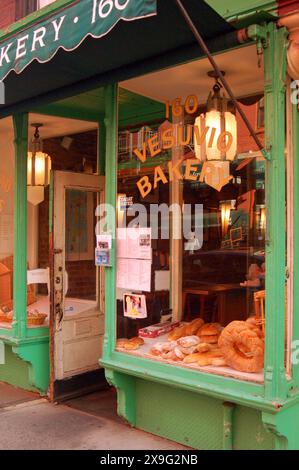 Brot und Backwaren werden in einer altmodischen, familiengeführten italienischen Vesuvio-Bäckerei im Stadtteil Soho in New York City ausgestellt Stockfoto