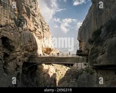 Die berühmte Brücke am El Caminito del Rey Pfad in der Schlucht des Guadalhorce Flusses in Andalusien, Malaga, Spanien Stockfoto