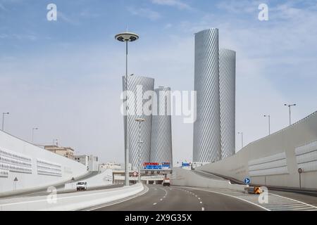 Blick von der Autobahn auf die Lusail Plaza Towers, eine Reihe von vier Bürotürmen auf dem Al Sa'ad Plaza, Commercial Boulevard, Lusail, Katar Stockfoto