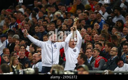 England-Fan, der im Wembley-Stadion eine Nachbildung der Weltmeisterschaft im England gegen Slowenien antrat. Stockfoto