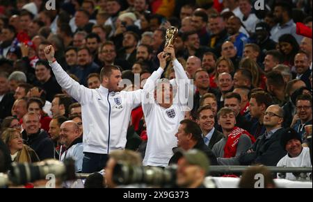 England-Fan, der im Wembley-Stadion eine Nachbildung der Weltmeisterschaft im England gegen Slowenien antrat. Stockfoto