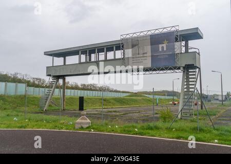 Harbke, Deutschland - 19. April 2024: Beobachtungsbrücke im Ausstiegsbereich des Grenzübergangs Marienborn. Stockfoto