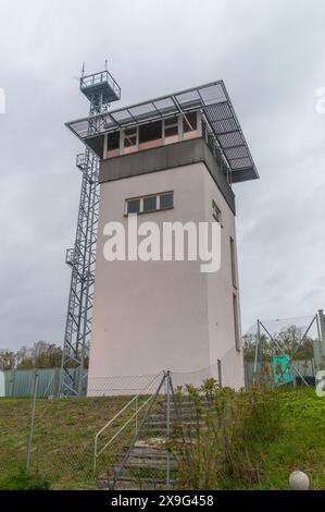 Harbke, Deutschland - 19. April 2024: Wachturm im Ausstiegsbereich des Grenzübergangs Marienborn. Stockfoto