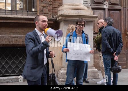 Torino, Italien. 31. Mai 2024. Studenti contrari all'occupazione di UniTo in Sit-in davanti al Rettorato per chiedere una risposta al rettore Geuna a Torino, Italia. Venerd&#xec; 31 maggio 2024 - Studenten gegen die Besetzung von UniTo im Sit-in vor dem Rektorat, um eine Antwort von Rektor Geuna in Turin zu fordern. Freitag, 31. Mai 2024 (Foto Matteo SECCI/LaPresse) Credit: LaPresse/Alamy Live News Stockfoto