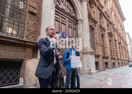 Torino, Italien. 31. Mai 2024. Studenti contrari all'occupazione di UniTo in Sit-in davanti al Rettorato per chiedere una risposta al rettore Geuna a Torino, Italia. Venerd&#xec; 31 maggio 2024 - Studenten gegen die Besetzung von UniTo im Sit-in vor dem Rektorat, um eine Antwort von Rektor Geuna in Turin zu fordern. Freitag, 31. Mai 2024 (Foto Matteo SECCI/LaPresse) Credit: LaPresse/Alamy Live News Stockfoto