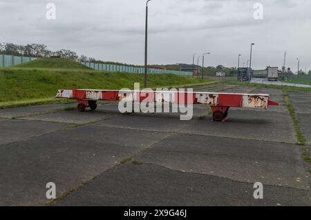 Harbke, Deutschland - 19. April 2024: Rot-weiße Barriere im Austrittsbereich des Grenzübergangs Marienborn. Stockfoto