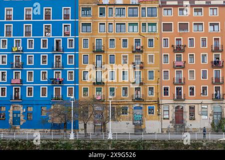 Bunte Gebäude von Bilbao Spanien. Gelegen am Fluss Nervion in einer Straße namens Martzana Kaia. Stockfoto