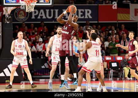 Serge Ibaka (Bayern Basketball, #14) behauptet den Ball. GER, FC Bayern Basketball vs. Würzburg Baskets, Basketball, 1.Bundesliga, Playoffs, Halbfinale Spiel 2, Saison 2023/2024, 31.05.2024, Foto: Eibner-Pressefoto/Marcel Engelbrecht Stockfoto