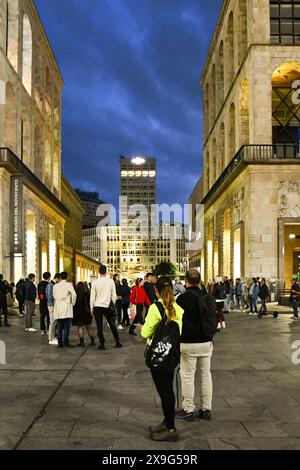 Nachtansicht auf den Terrazza Martini Wolkenkratzer oder Centro Diaz von der Piazza del Duomo, dem Hauptplatz von Mailand, mit Menschen, Lombardei, Italien Stockfoto