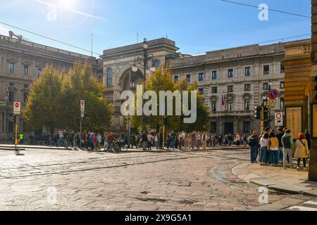 Blick von der Hinterleuchtung mit Linsen auf die Piazza della Scala mit dem Denkmal für Leonardo da Vinci und dem Eingang zur Galleria Vittorio Emanuele, Mailand Stockfoto