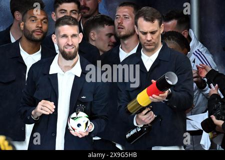 Herzogenaurach, Deutschland. 31. Mai 2024. Fußball: Nationalmannschaft, Vorbereitung auf die Heimeuropameisterschaft, Fan-Event in Herzogenaurach, die deutsche Mannschaft steht auf der Bühne, Nationalspieler Robert Andrich (vorne links) und Torhüter Manuel neuer stehen nebeneinander. Quelle: Federico Gambarini/dpa/Alamy Live News Stockfoto