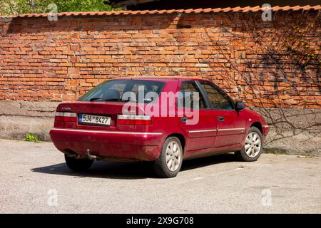 NACHOD, TSCHECHISCHE REPUBLIK - 28. APRIL 2018: Citroen Xantia französisches Auto parkt vor einer roten Ziegelmauer Stockfoto