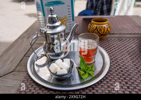 Traditioneller marokkanischer Pfefferminztee mit weißen Zuckerwürfeln ist eine beliebte Erfrischung in Essaouira, Marokko. Stockfoto