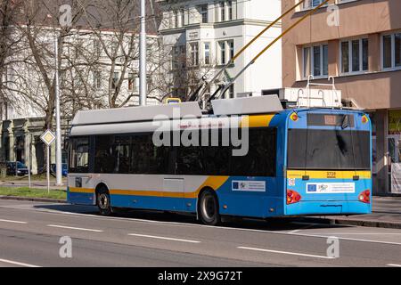 OSTRAVA, TSCHECHISCHE REPUBLIK - 4. MÄRZ 2024: Alter Trollino 12 AC-Trolleybus des DPO-Verkehrsunternehmens in Ostrava Stockfoto