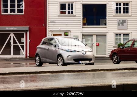 STAVANGER, NORWEGEN - 8. AUGUST 2016: Elektrischer Fließheck Renault Zoe parkt in Stavanger, Norwegen Stockfoto