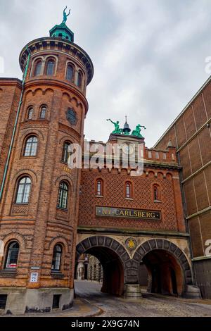 KOPENHAGEN, DÄNEMARK - 29. OKTOBER 2014: Carlsberg Tor und Turm aus rotem Backstein in Kopenhagen in der Nähe des Museums Stockfoto