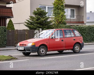 SENOV, TSCHECHISCHE REPUBLIK - 24. FEBRUAR 2022: Suzuki Swift Auto, 5-türige Version der 2. Generation parkt auf der Straße Stockfoto