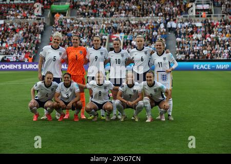 Newcastle upon Tyne, Großbritannien. 31. Mai 2024. Spieler aus England vor dem UEFA-Qualifikationsspiel der Frauen zwischen England und Frankreich im St. James' Park, Newcastle upon Tyne. Der Bildnachweis sollte lauten: Nigel Roddis/Sportimage Credit: Sportimage Ltd/Alamy Live News Stockfoto