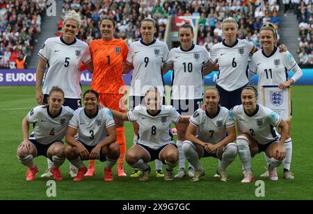 Newcastle upon Tyne, Großbritannien. 31. Mai 2024. Spieler aus England vor dem UEFA-Qualifikationsspiel der Frauen zwischen England und Frankreich im St. James' Park, Newcastle upon Tyne. Der Bildnachweis sollte lauten: Nigel Roddis/Sportimage Credit: Sportimage Ltd/Alamy Live News Stockfoto