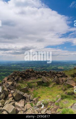 Runde Form von Felsblöcken auf dem Gipfel des Titterstone Clee in Shropshire, Großbritannien in Porträtorientierung Stockfoto