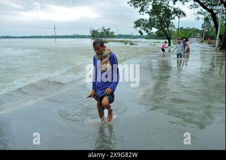 Sylhet, Bangladesch. 30. Mai 2024. Ältere Menschen, die aufgrund des starken Regens, nachdem der Zyklon Remal Bangladesch getroffen hatte, schwer durch die überflutete Hauptstraße des Lafnaut-Gebiets von Goanghat upazila zu waten sind. Am 30. Mai 2024 in Sylhet, Bangladesch. (Foto: MD Rafayat Haque Khan/Eyepix Group/SIPA USA) Credit: SIPA USA/Alamy Live News Stockfoto