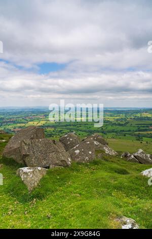 Runde Form von Felsblöcken auf dem Gipfel des Titterstone Clee in Shropshire, Großbritannien in Porträtorientierung Stockfoto