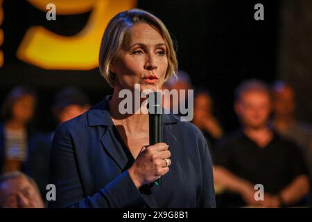 Bremen, Deutschland. 31. Mai 2024. Moderatorin Judith Rakers spricht im Studio vor der Aufnahme der Radio Bremen Talkshow '3nach9'. Ein Warnschlag der Mitarbeiter der Station hat den Beginn der Aufzeichnung um zwei Stunden verzögert. Quelle: Focke Strangmann/dpa/Alamy Live News Stockfoto