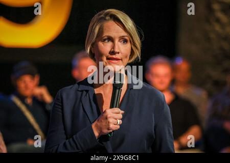 Bremen, Deutschland. 31. Mai 2024. Moderatorin Judith Rakers spricht im Studio vor der Aufnahme der Radio Bremen Talkshow '3nach9'. Ein Warnschlag der Mitarbeiter der Station hat den Beginn der Aufzeichnung um zwei Stunden verzögert. Quelle: Focke Strangmann/dpa/Alamy Live News Stockfoto