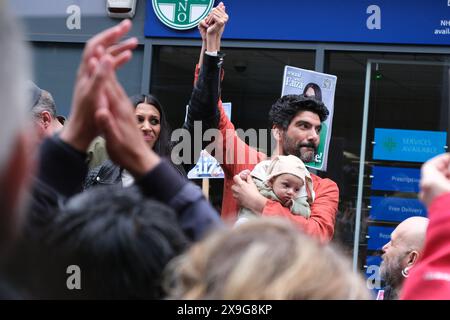 Die ehemalige Labour-Kandidatin für Chingford und Woodford Green Faiza Shaheen und ihr Mann bei einer Kundgebung, nachdem sie von der Labour-Partei abgewählt wurde Stockfoto