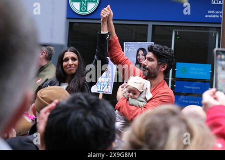 Die ehemalige Labour-Kandidatin für Chingford und Woodford Green Faiza Shaheen und ihr Mann bei einer Kundgebung, nachdem sie von der Labour-Partei abgewählt wurde Stockfoto