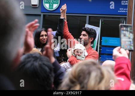 Die ehemalige Labour-Kandidatin für Chingford und Woodford Green Faiza Shaheen und ihr Mann bei einer Kundgebung, nachdem sie von der Labour-Partei abgewählt wurde Stockfoto