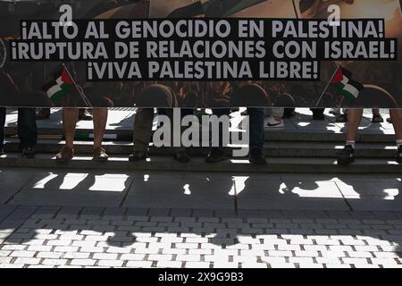 Madrid, Spanien. 30. Mai 2024. Die Demonstranten tragen ein Banner, in dem sie fordern, die Beziehungen zu Israel während einer Kundgebung zu brechen. Eine Gruppe von Menschen demonstriert für Palästina bei einer Kundgebung, die von der CGT union vor dem Teatro Real in Madrid veranstaltet wird. (Credit Image: © David Canales/SOPA Images via ZUMA Press Wire) NUR REDAKTIONELLE VERWENDUNG! Nicht für kommerzielle ZWECKE! Stockfoto