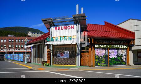 Lachsmarkt und Garten an der Kreuzung zwischen Mission und Main Street in Ketchikan, Alaska Stockfoto