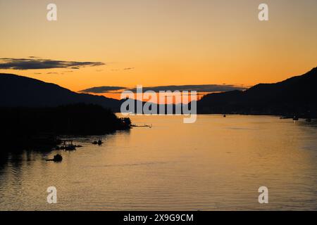 Das Wasser des Tongass schmälert sich bei Sonnenuntergang im Pazifischen Ozean in der Nähe von Ketchikan in Alaska Stockfoto