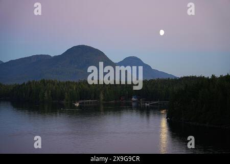 Das Wasser des Tongass schmälert sich bei Sonnenuntergang im Pazifischen Ozean in der Nähe von Ketchikan in Alaska Stockfoto