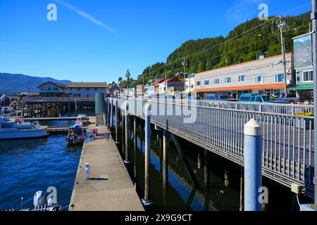 Kleine Boote, die entlang des erhöhten Gehwegs der Water Street in Ketchikan, Alaska, ankern Stockfoto