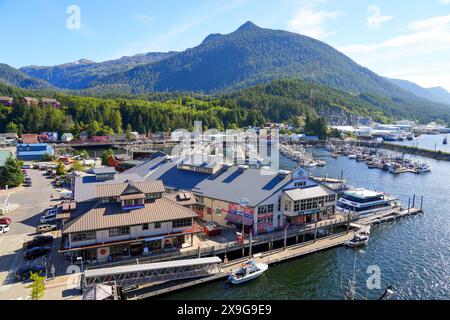 Lachsanlanding Market, ein auf Stelzen erbautes Einkaufszentrum am Hafen von Ketchikan in Alaska, USA Stockfoto