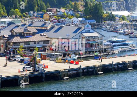 Lachsanlanding Market, ein auf Stelzen erbautes Einkaufszentrum am Hafen von Ketchikan in Alaska, USA Stockfoto