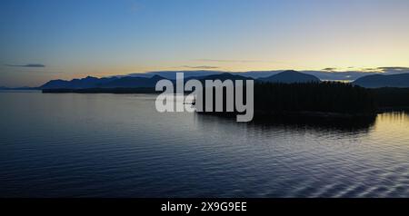Gebirgszüge der Gravina- und Pennock-Inseln, wie sie bei Sonnenuntergang aus den Gewässern des Pazifischen Ozeans in der Nähe von Ketchikan, Alaska, zu sehen sind Stockfoto