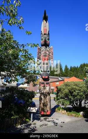 Häuptling Kyan Totempfahl wurde von Israel Shotridge geschnitzt und 1993 in Ketchikan aufgezogen. Es stellt einen Kran dar, den Thunderbird und den Braunbären, der Stockfoto