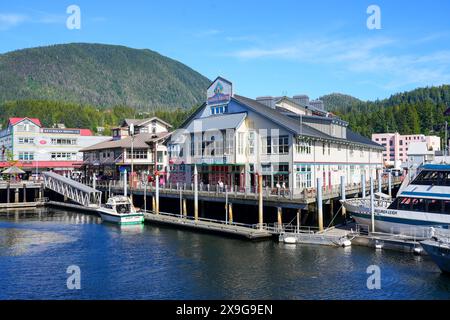 Lachsanlanding Market, ein auf Stelzen erbautes Einkaufszentrum am Hafen von Ketchikan in Alaska, USA Stockfoto