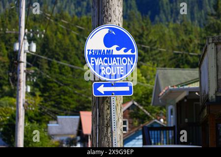 Hinweisschild für die Tsunami-Evakuierungsroute in Ketchikan, Alaska - Pfeil zeigt auf einen sicheren Bereich für den Fall, dass eine Welle des Pazifischen Ozeans im Voraus stürzt Stockfoto