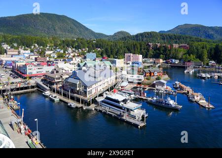 Lachsanlanding Market, ein auf Stelzen erbautes Einkaufszentrum am Hafen von Ketchikan in Alaska, USA Stockfoto