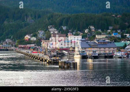 Lachsanlanding Market, ein auf Stelzen erbautes Einkaufszentrum am Hafen von Ketchikan in Alaska, USA Stockfoto