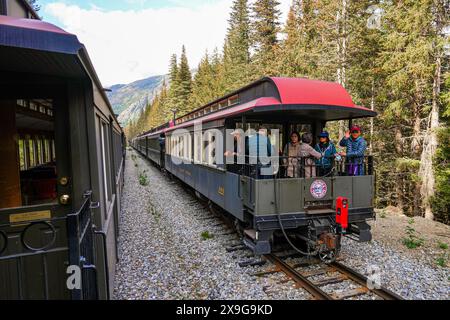 Hinterwagen eines Schmalspurzuges des White Pass und der Yukon Route in den Bergen Alaskas zwischen Skagway und Kanada Stockfoto