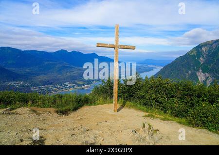 Father Brown's Cross auf dem Mount Roberts oberhalb von Juneau, der Hauptstadt von Alaska, USA Stockfoto