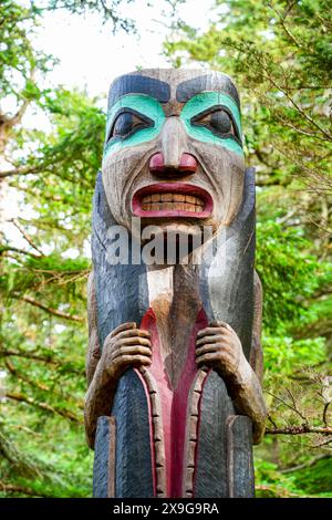 Totempfahl in einem Wald auf dem Mount Roberts oberhalb von Juneau, der Hauptstadt von Alaska, USA Stockfoto