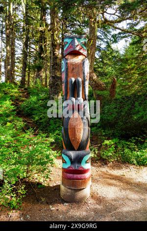 Totempfahl in einem Wald auf dem Mount Roberts oberhalb von Juneau, der Hauptstadt von Alaska, USA Stockfoto