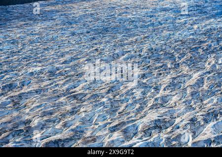 Aus der Vogelperspektive auf die Gletscher entlang des Taku Inlet, die Teil des Juneau Icefield in Alaska, USA sind - kurviger Eisstrom bedeckt mit Scherung Stockfoto